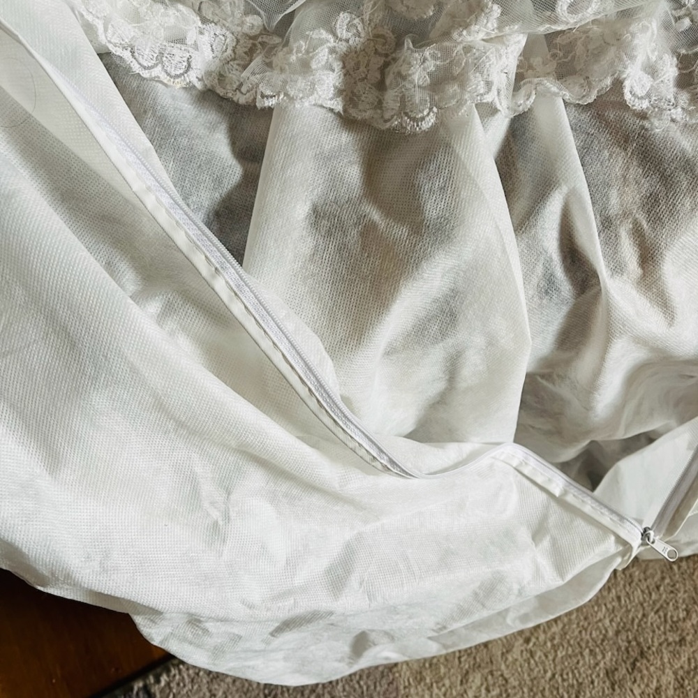 Alfred Angelo 1142 - Nearly Newlywed
Size 6
Like new, freshly dry cleaned - Picture 8 of 11
